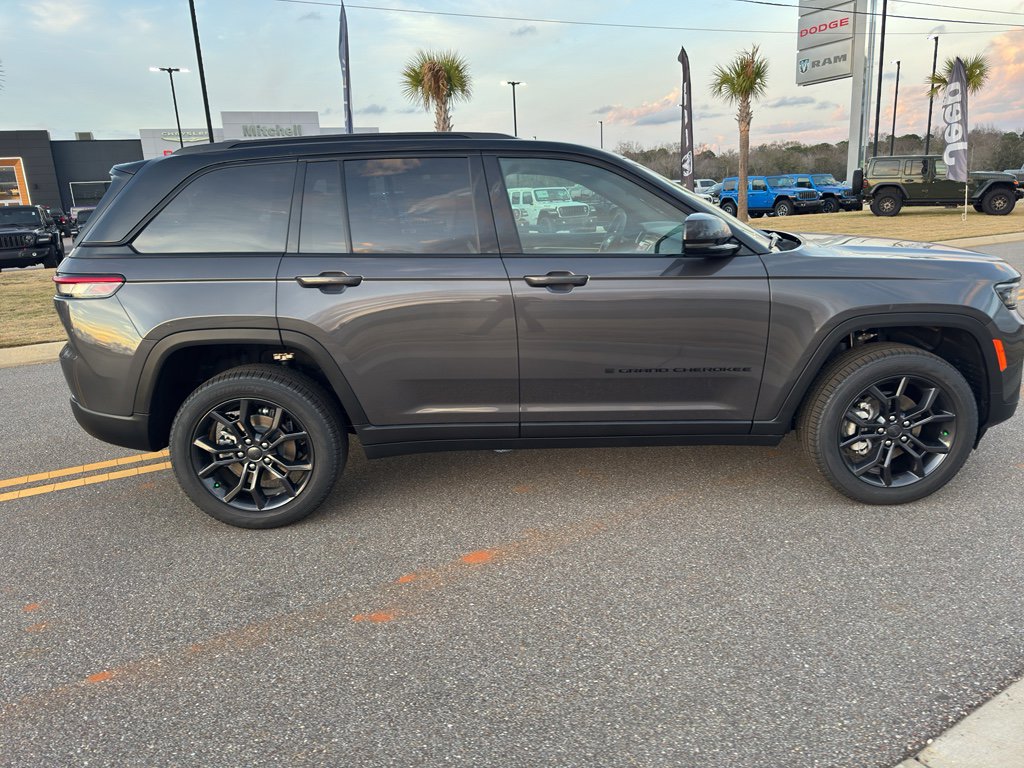 New 2025 Jeep Grand Cherokee Limited AWD/4WD image 4