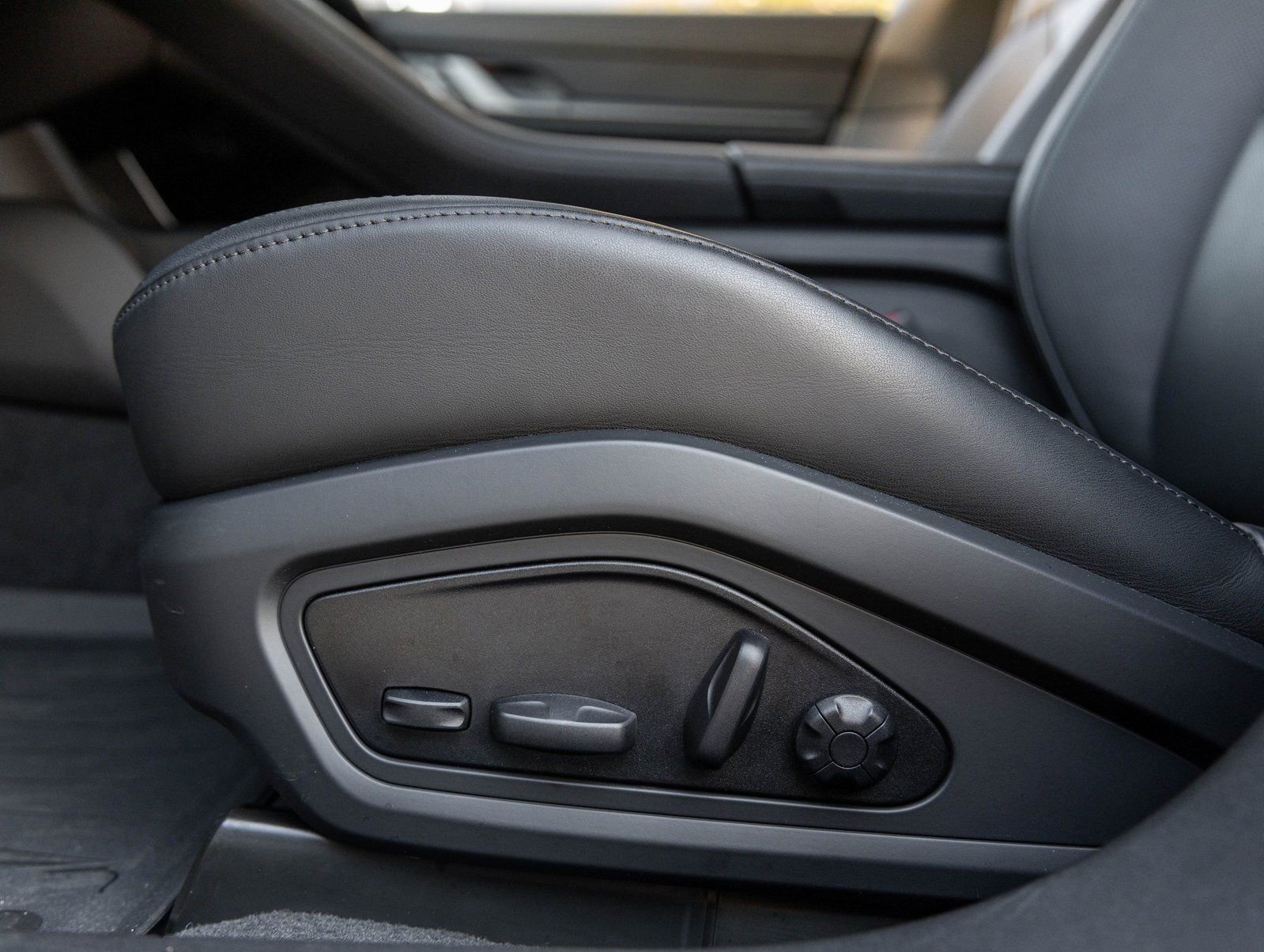 Certified 2025 Porsche Taycan AWD/4WD image 23