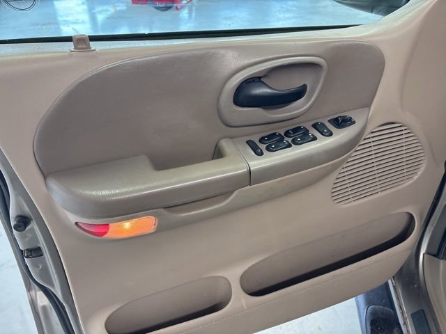 Used 2001 Ford F150 XLT AWD/4WD image 17