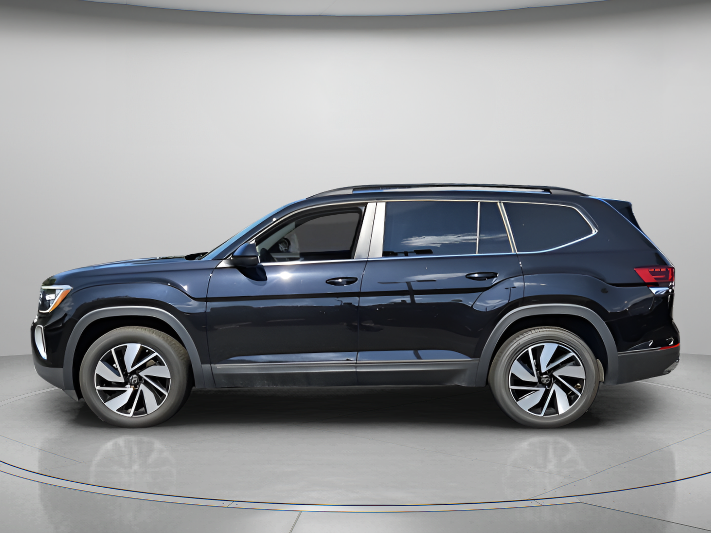 Certified 2025 Volkswagen Atlas SE FWD image 2