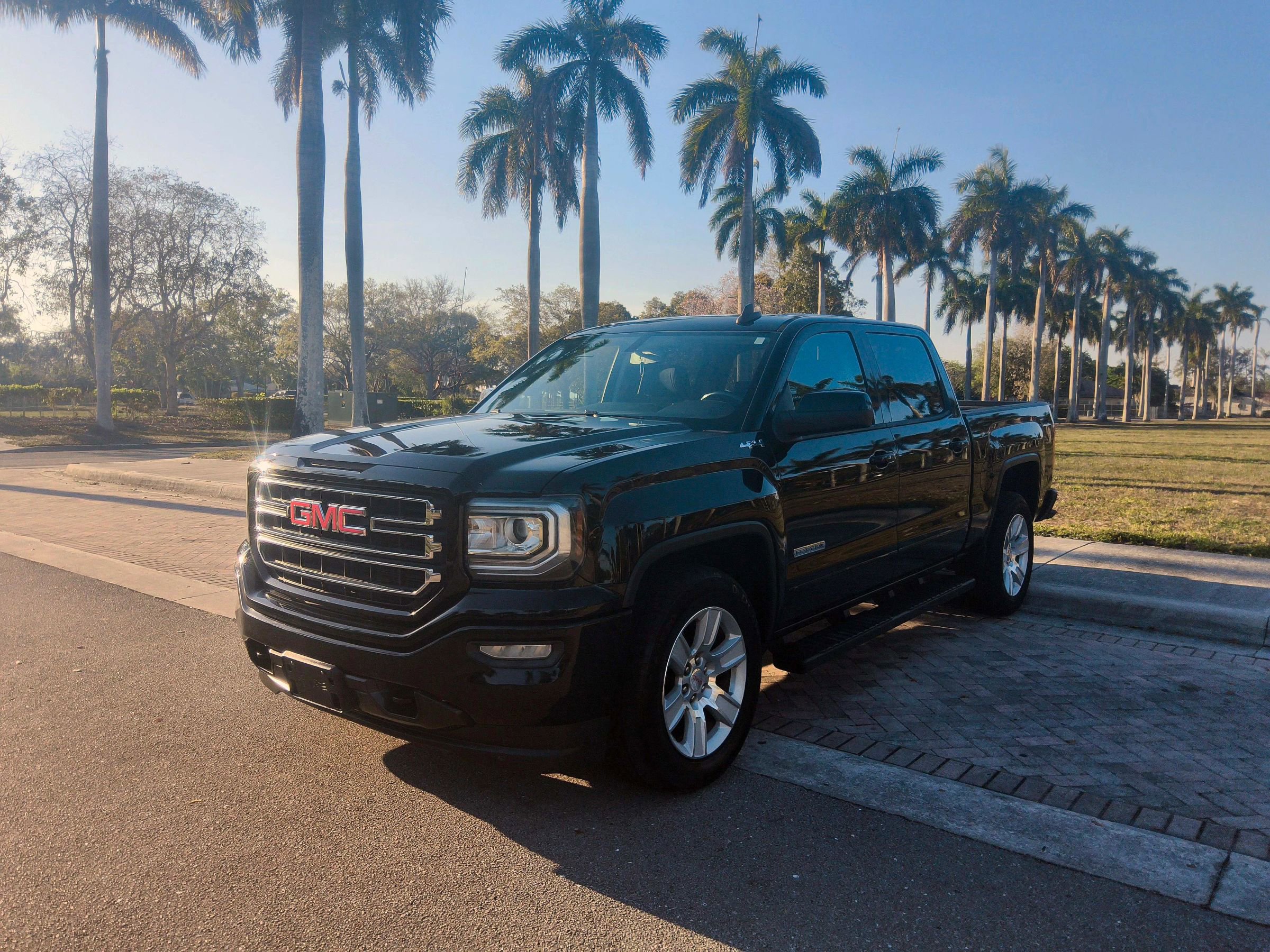 Used 2017 GMC Sierra 1500 SLE w/ SLE Value Package AWD/4WD image 2