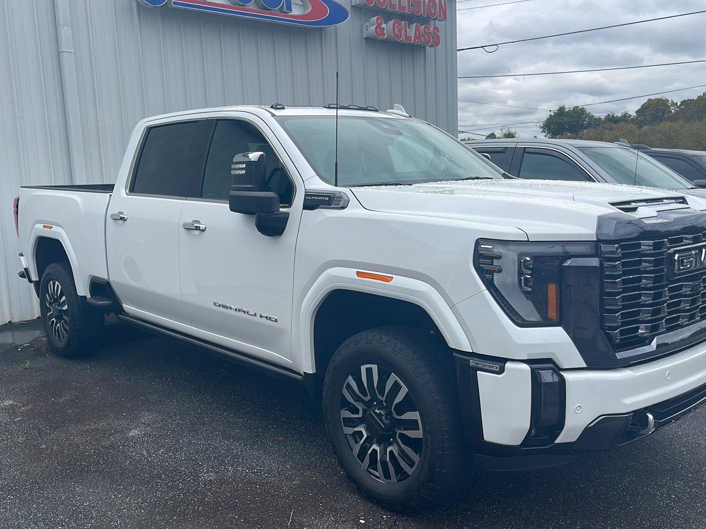 Used 2024 GMC Sierra 3500 Denali Ultimate image 3