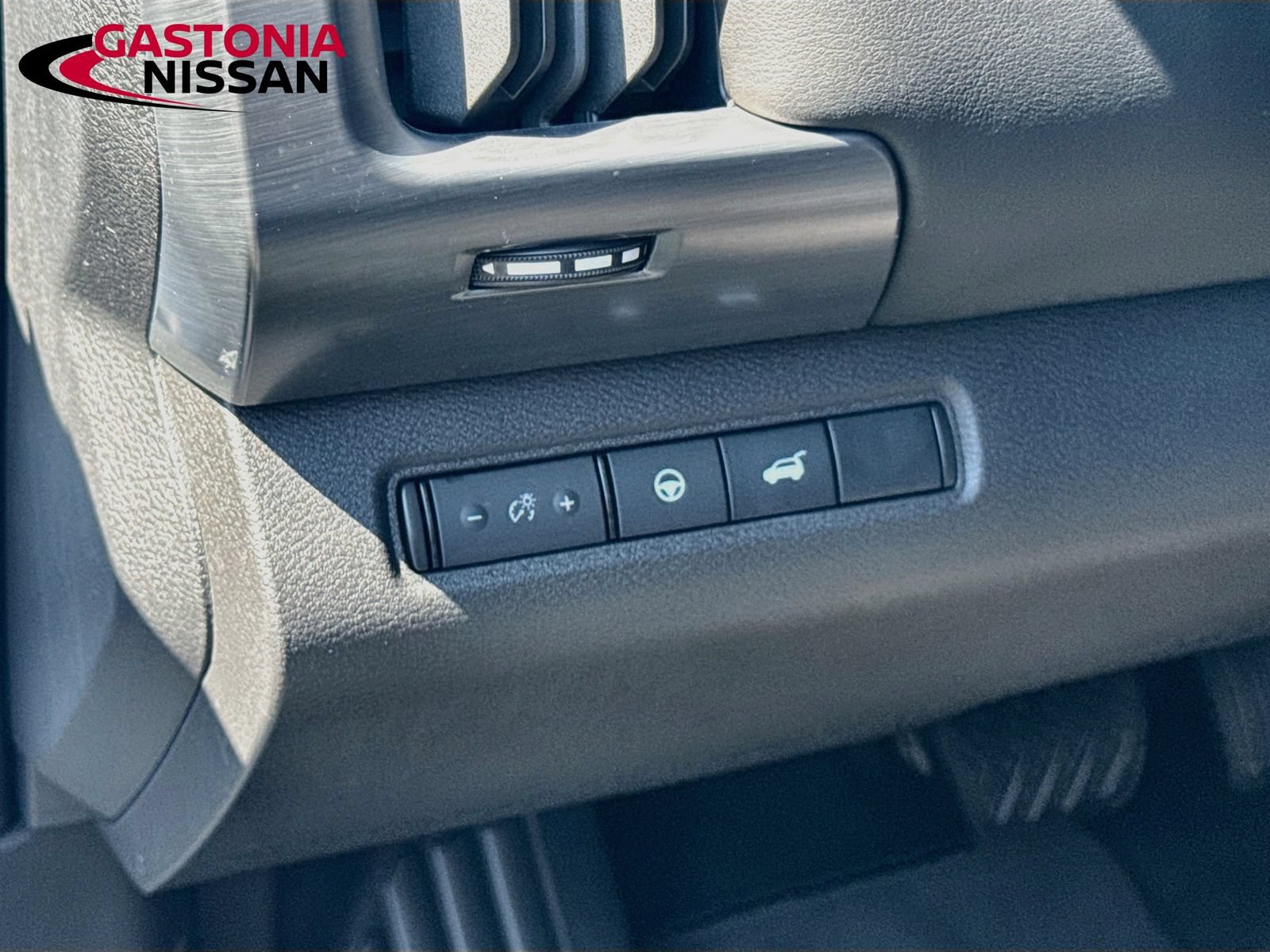 Used 2025 Nissan Pathfinder SL w/ Black Appearance Package FWD image 13
