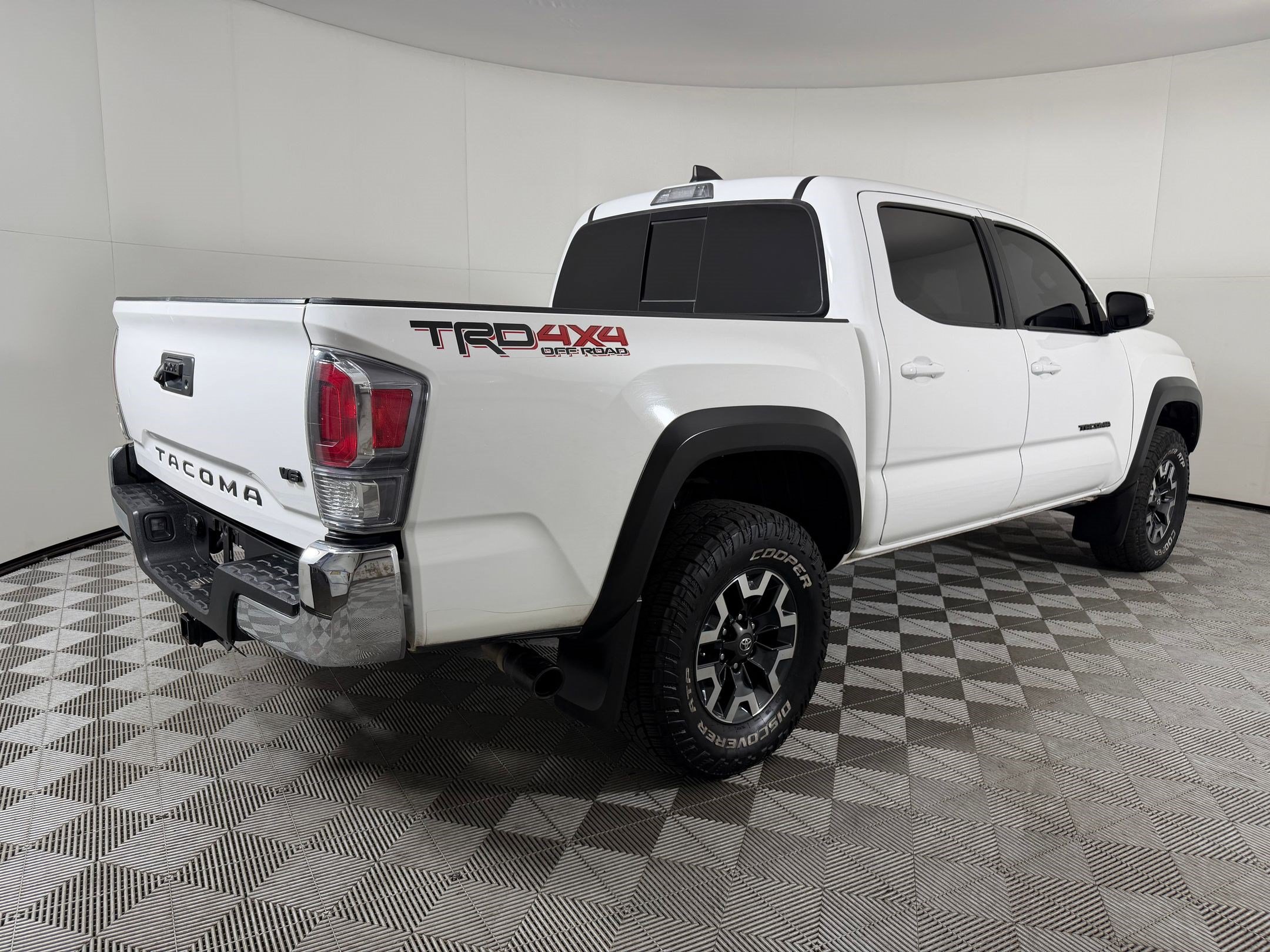 Used 2022 Toyota Tacoma TRD Off-Road w/ Black Out Package (TMS) AWD/4WD image 9