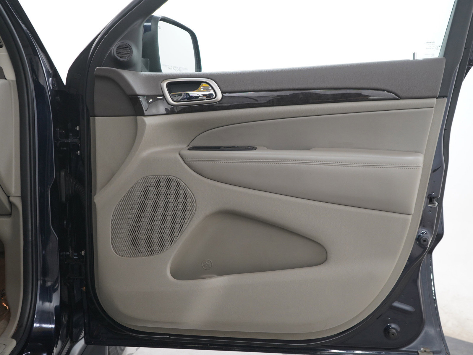 Used 2011 Jeep Grand Cherokee Laredo AWD/4WD image 9