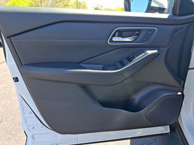 Used 2024 Nissan Rogue Platinum AWD/4WD image 13