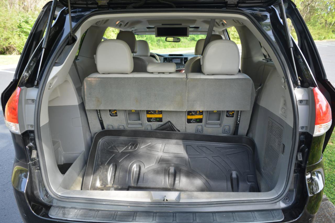 Used 2014 Toyota Sienna XLE w/ Entertainment Package image 13
