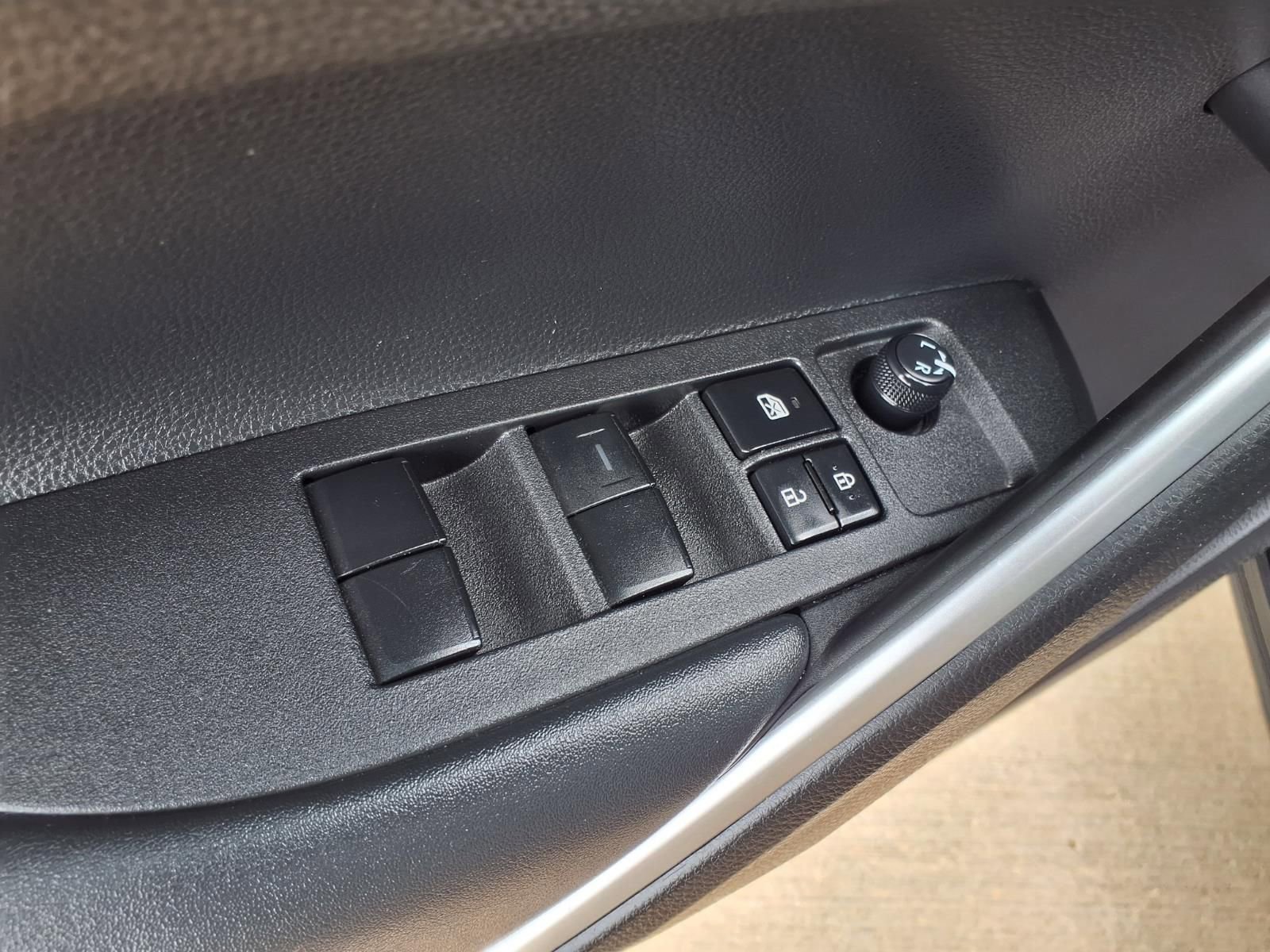 Used 2022 Toyota Corolla Cross XLE w/ Convenience Package FWD image 23