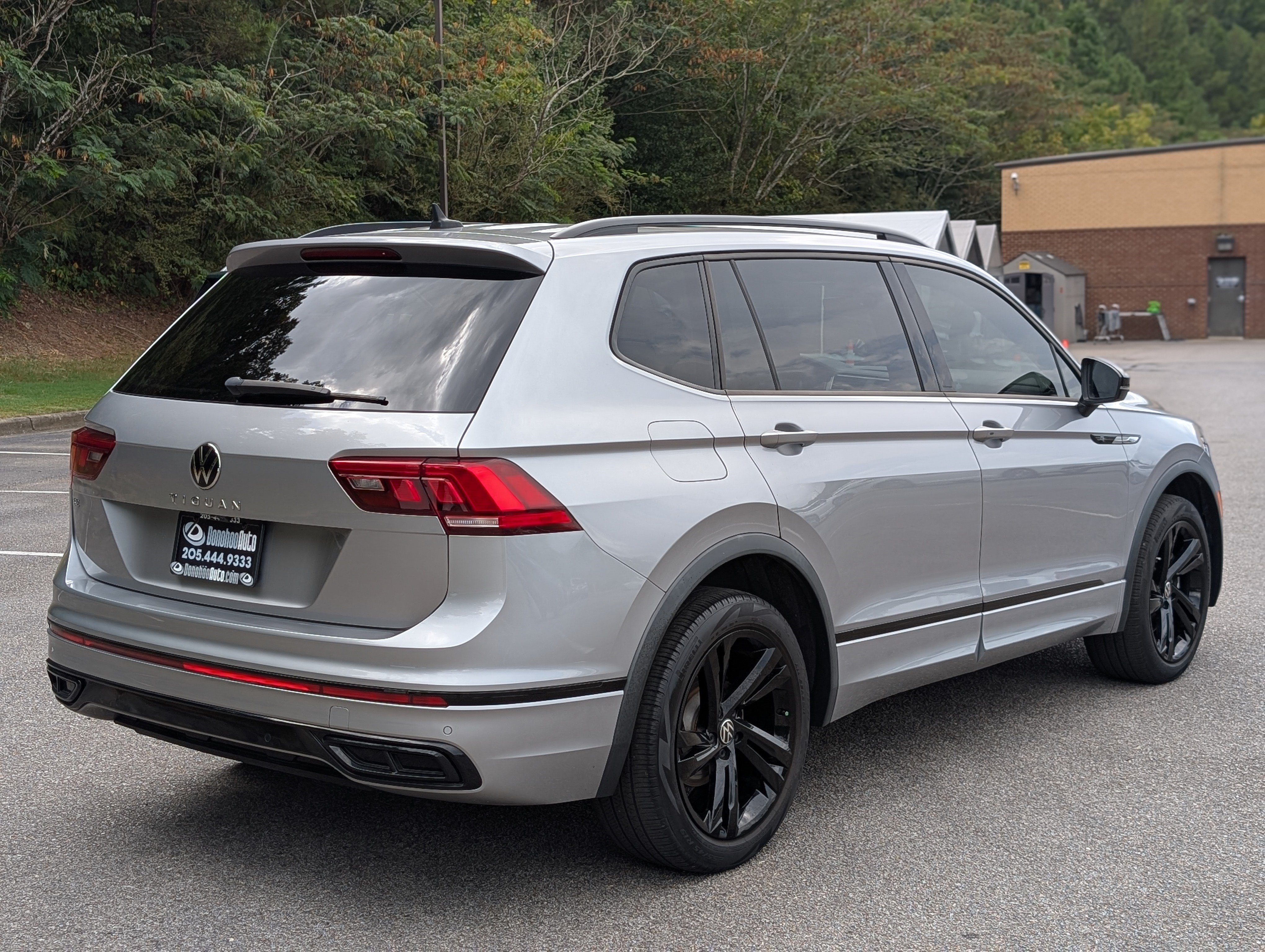 Used 2023 Volkswagen Tiguan SE R-Line FWD image 10