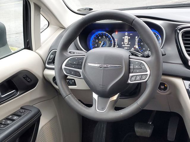 Used 2023 Chrysler Pacifica Touring-L FWD image 25