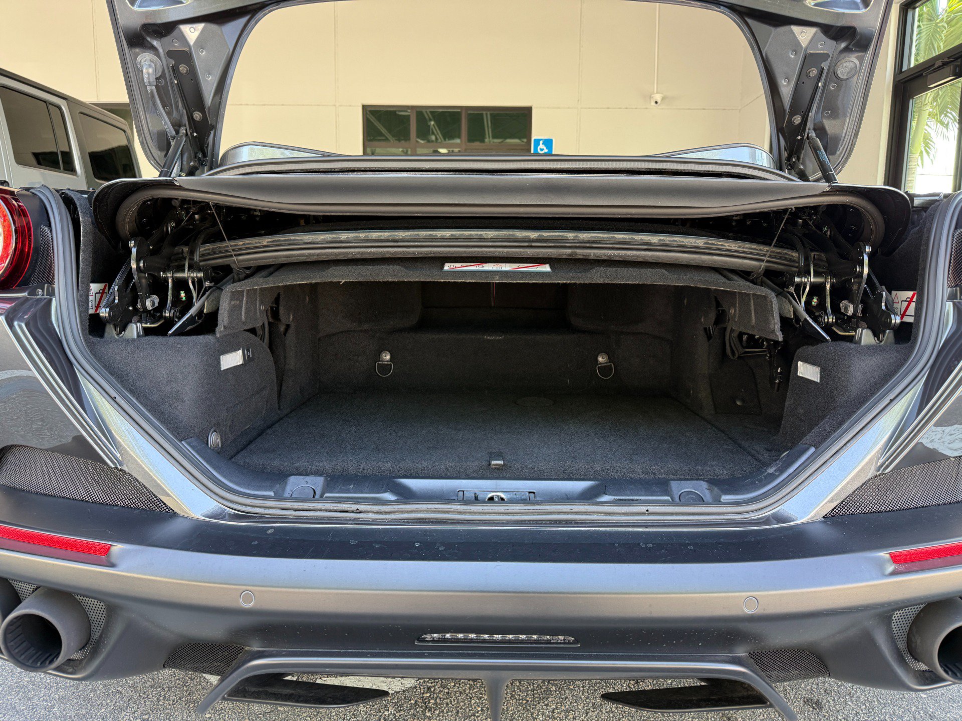 Used 2019 Ferrari Portofino RWD image 47