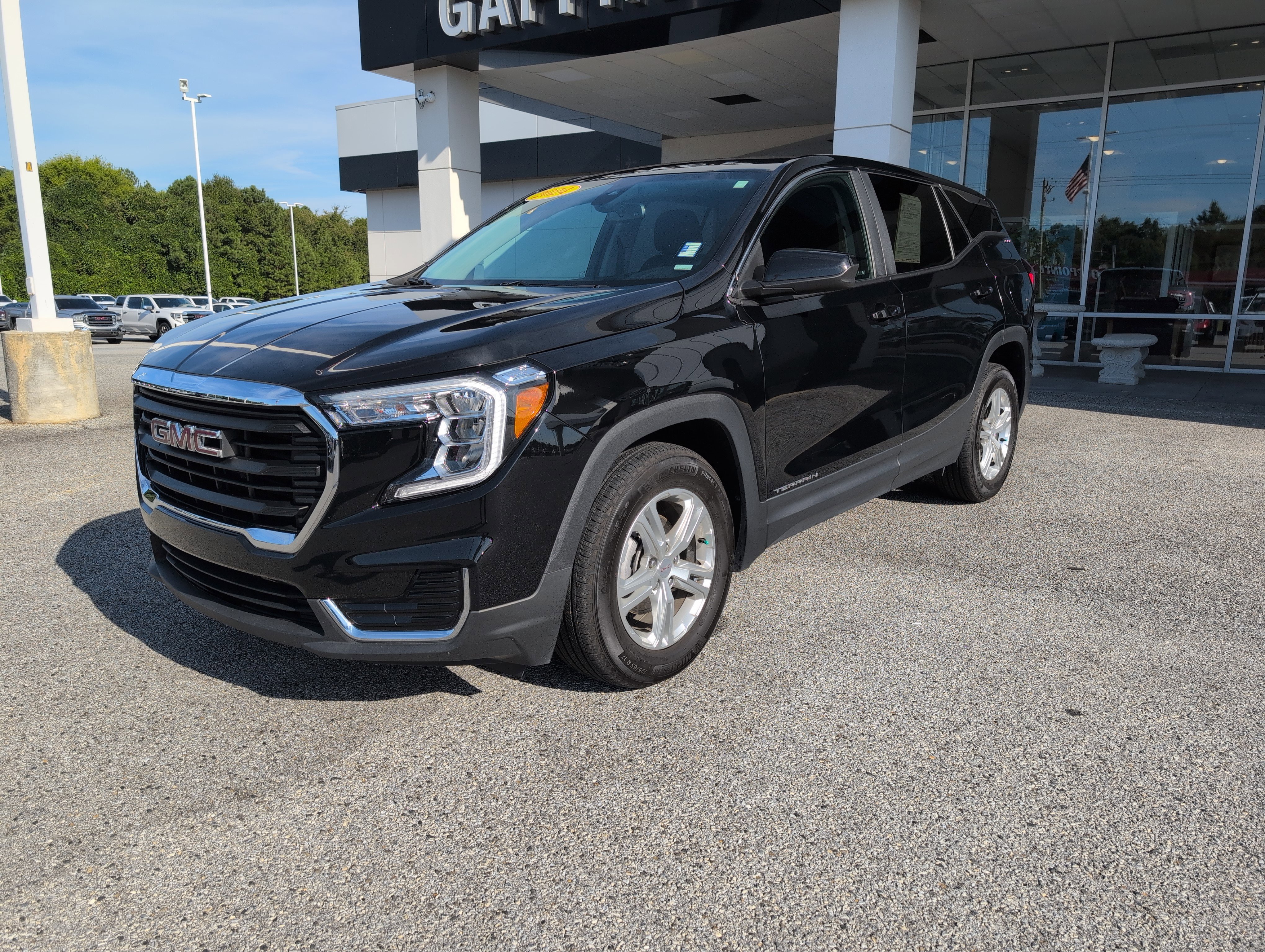 Used 2024 GMC Terrain SLE image 1