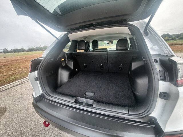 Used 2021 Jeep Cherokee Trailhawk AWD/4WD image 25