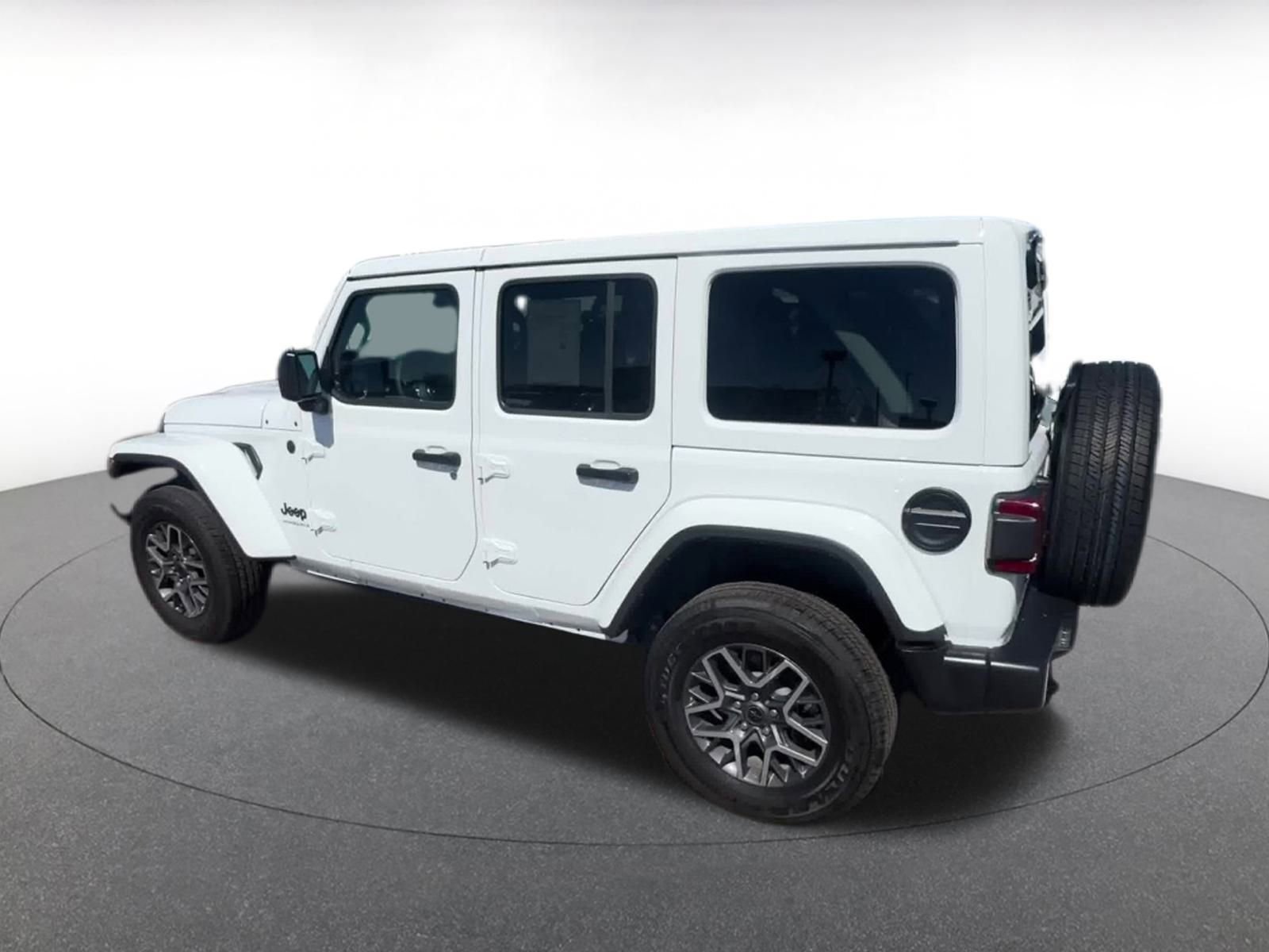 Used 2025 Jeep Wrangler Sahara image 10