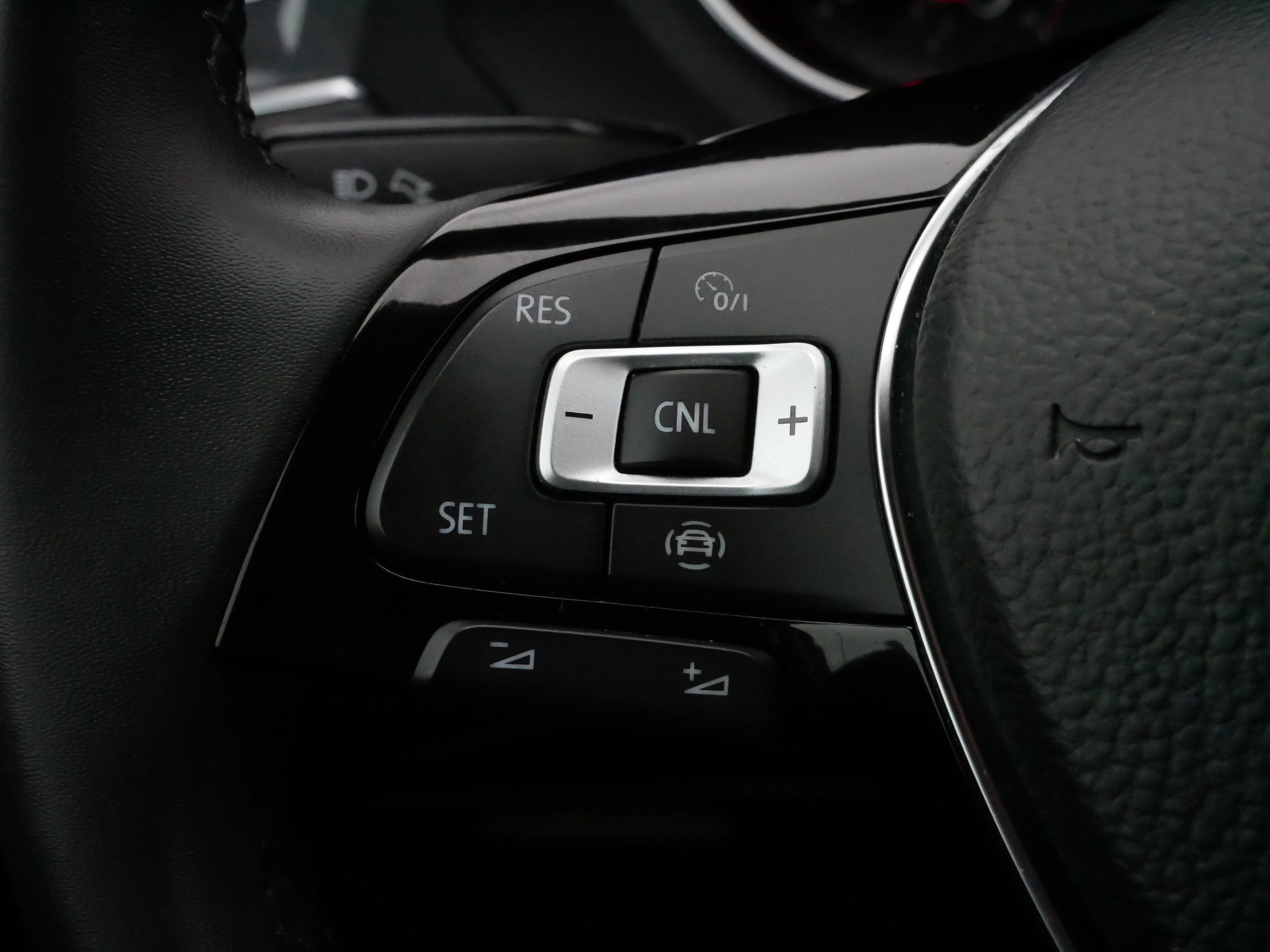 Certified 2020 Volkswagen Tiguan SE w/ Panoramic Sunroof Package image 25