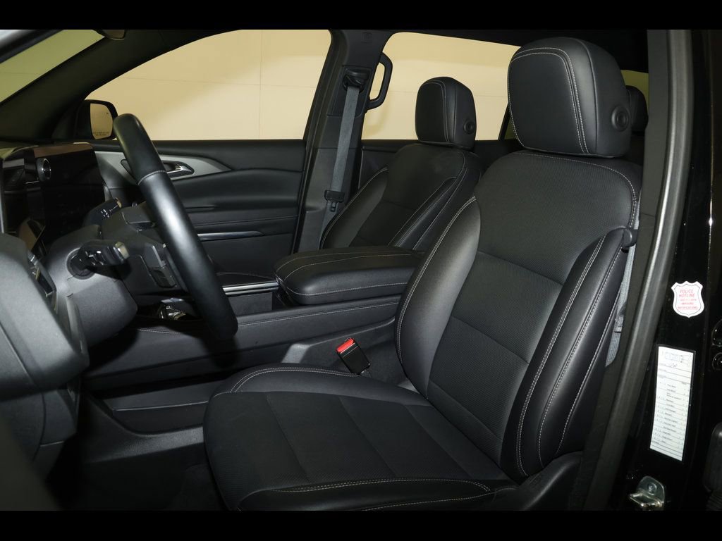 Used 2025 Chevrolet Traverse LT image 28