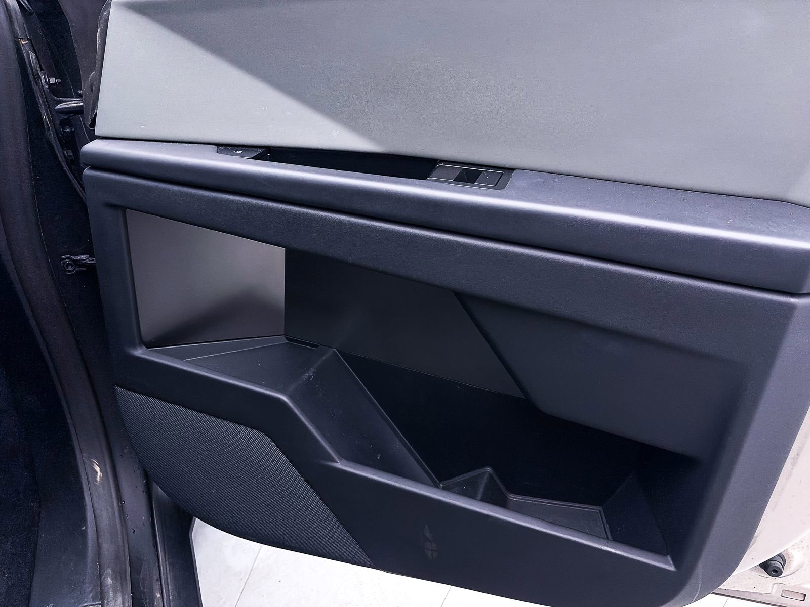 Used 2024 Tesla Cybertruck AWD Crew Cab image 30