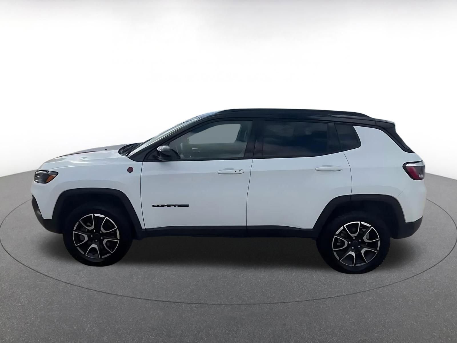 Used 2025 Jeep Compass Trailhawk AWD/4WD image 9