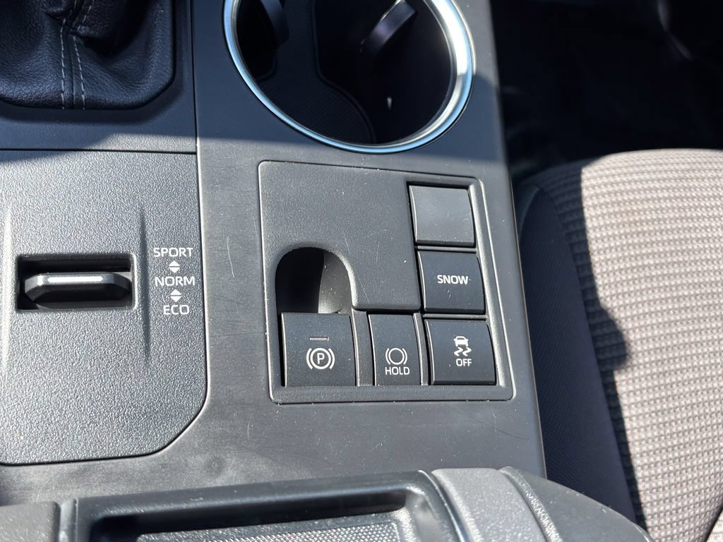 Used 2025 Toyota Highlander LE FWD image 31