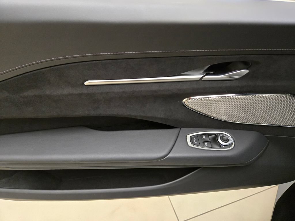 Used 2025 Aston Martin V8 Vantage Coupe RWD image 26