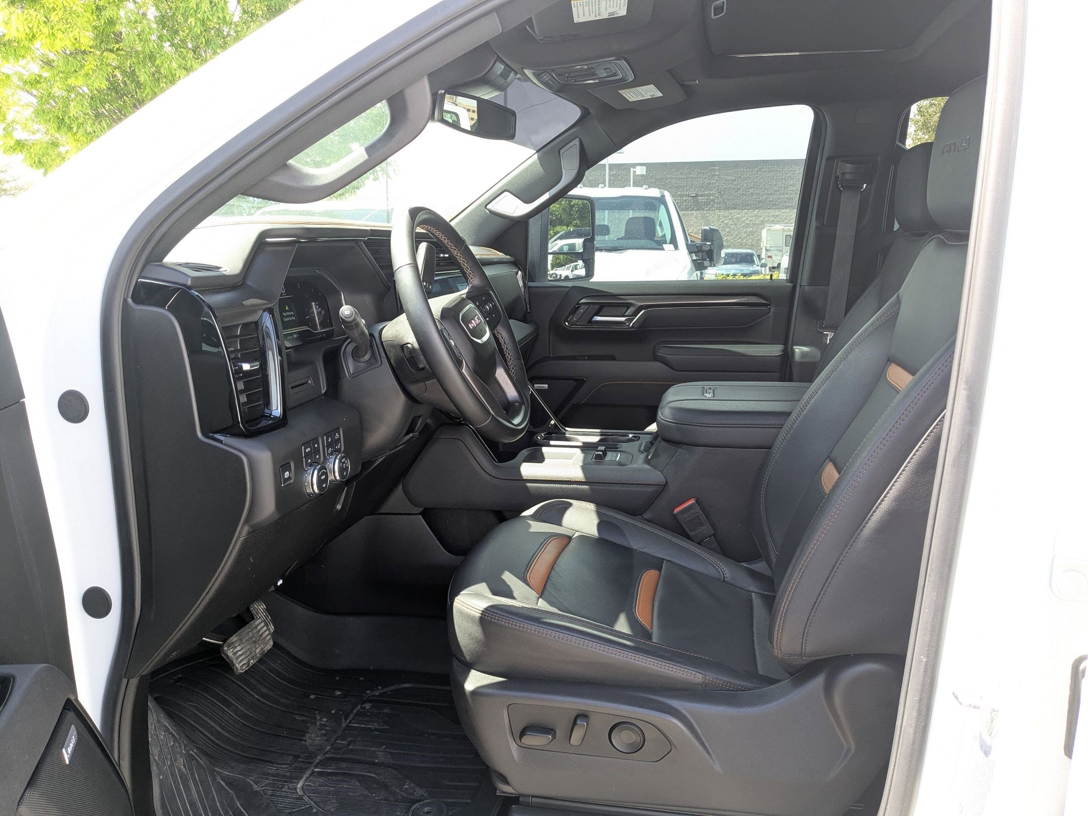 Used 2025 GMC Sierra 3500 AT4 w/ AT4 Preferred Package AWD/4WD image 19