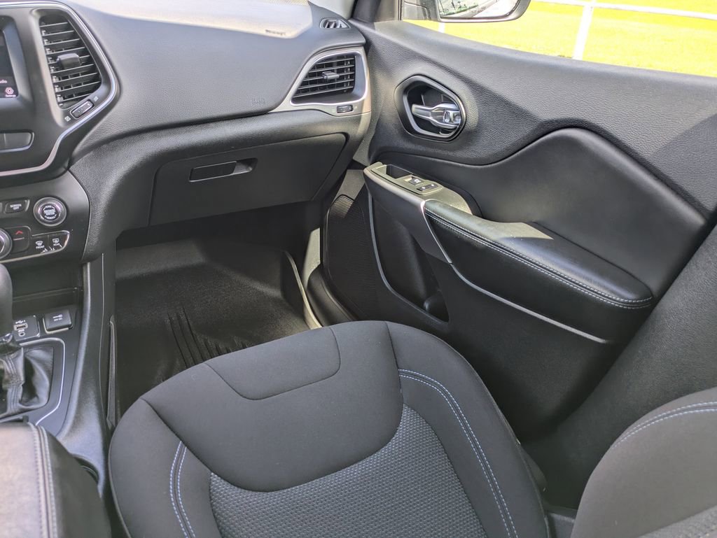 Used 2021 Jeep Cherokee Latitude w/ Mopar Interior Package image 19