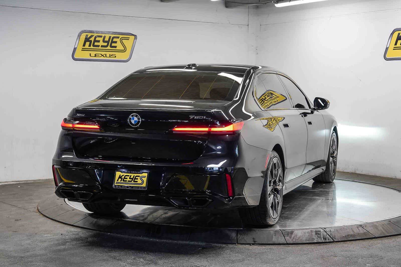 Used 2024 BMW 760i xDrive w/ Premium Package 2 AWD/4WD image 4