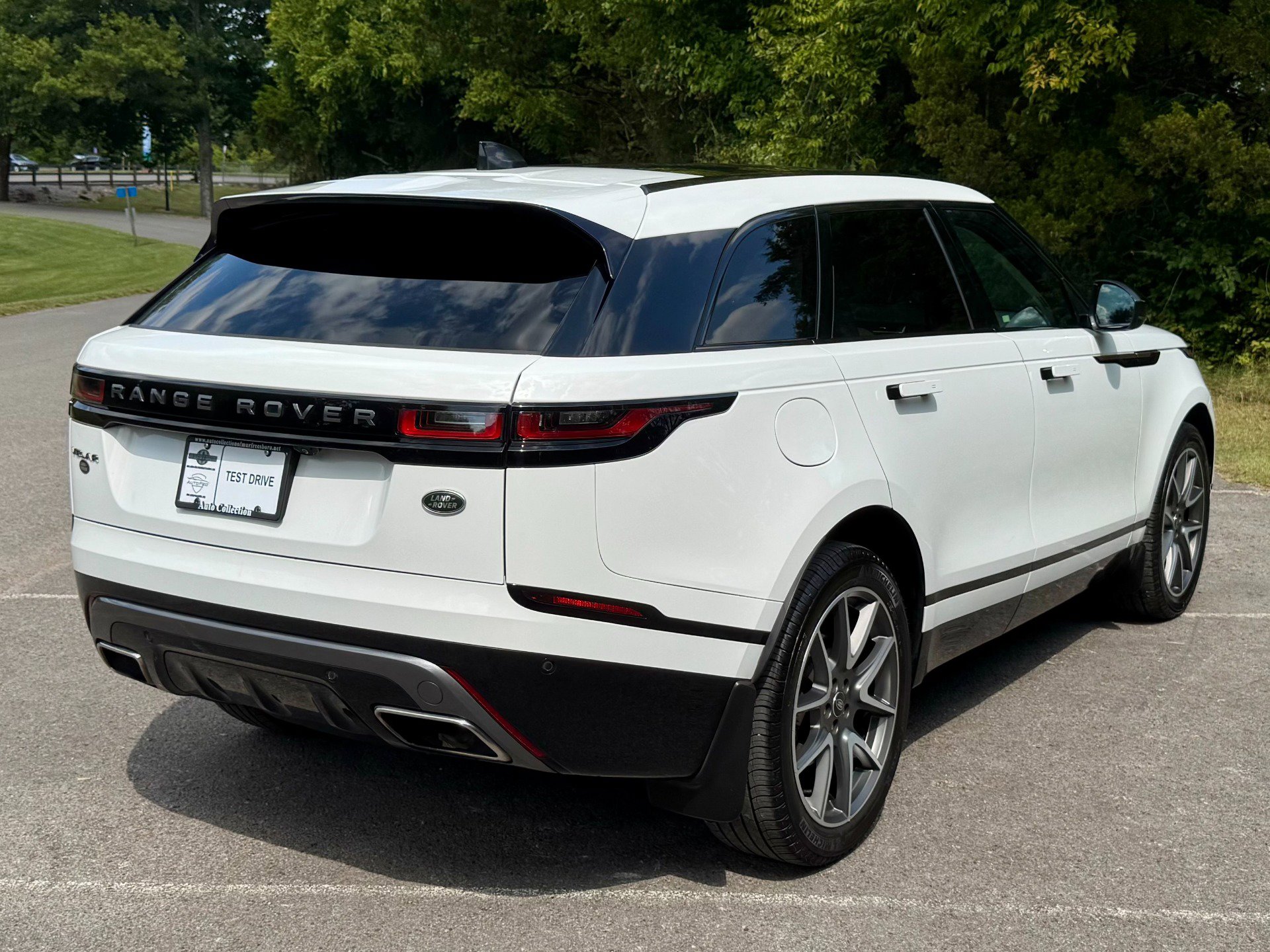 Used 2023 Land Rover Range Rover Velar R-Dynamic S image 3