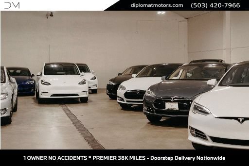 Used 2017 Chevrolet Bolt Premier w/ Driver Confidence II Package FWD image 3