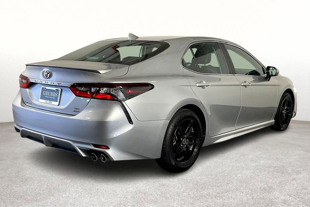 Used 2022 Toyota Camry SE image 2