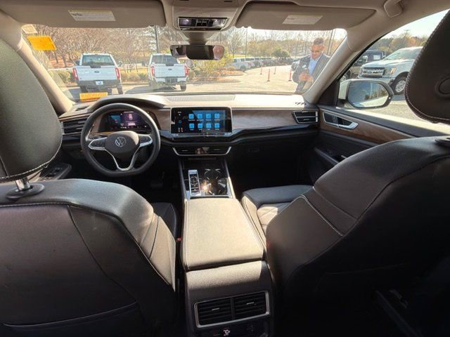 Used 2024 Volkswagen Atlas SE w/ Panoramic Sunroof Package image 7