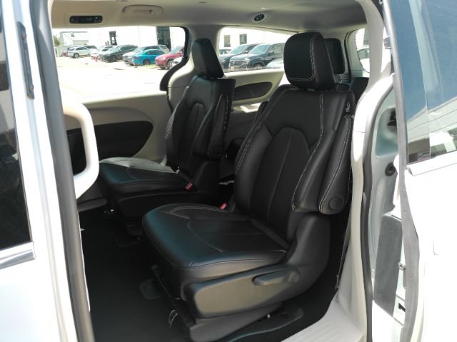 Used 2024 Chrysler Pacifica Limited FWD image 19