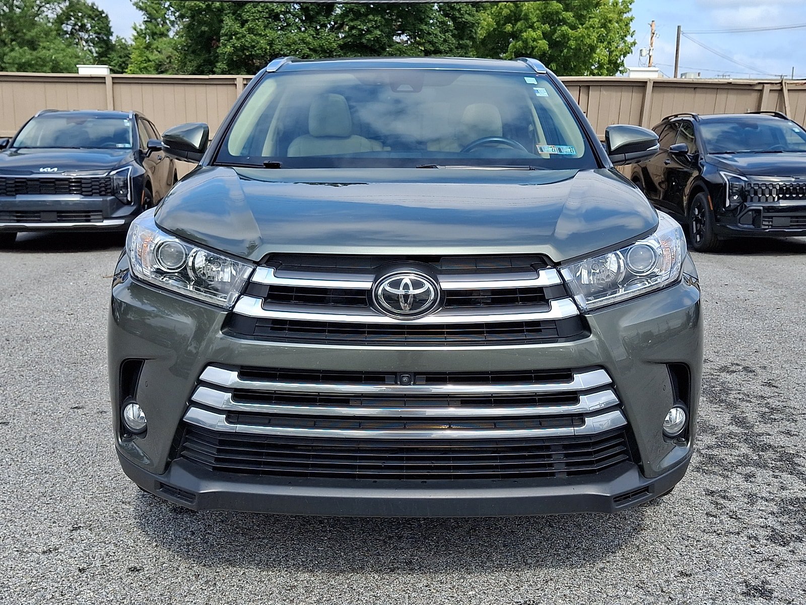 Used 2017 Toyota Highlander Limited Platinum AWD/4WD image 2