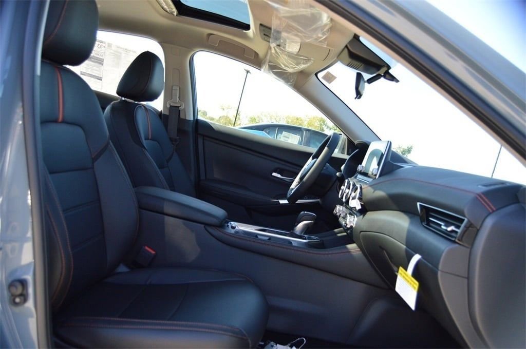 Used 2025 Nissan Sentra SR w/ SR Premium Package image 9