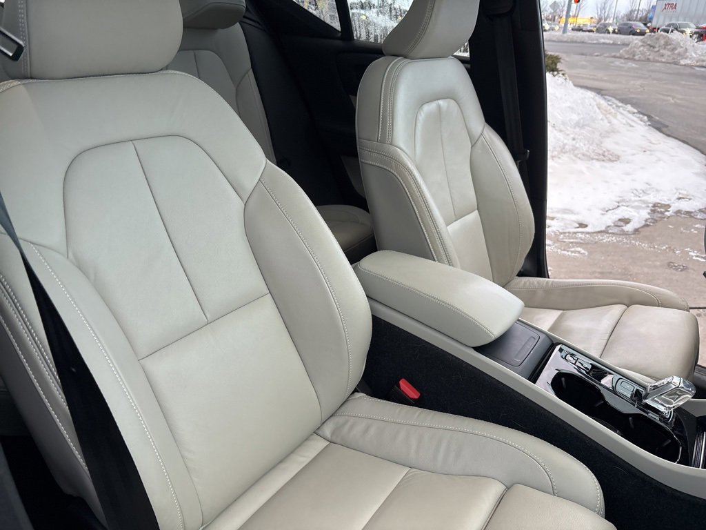 Certified 2023 Volvo XC40 B5 Plus w/ Protection Package Premier image 34