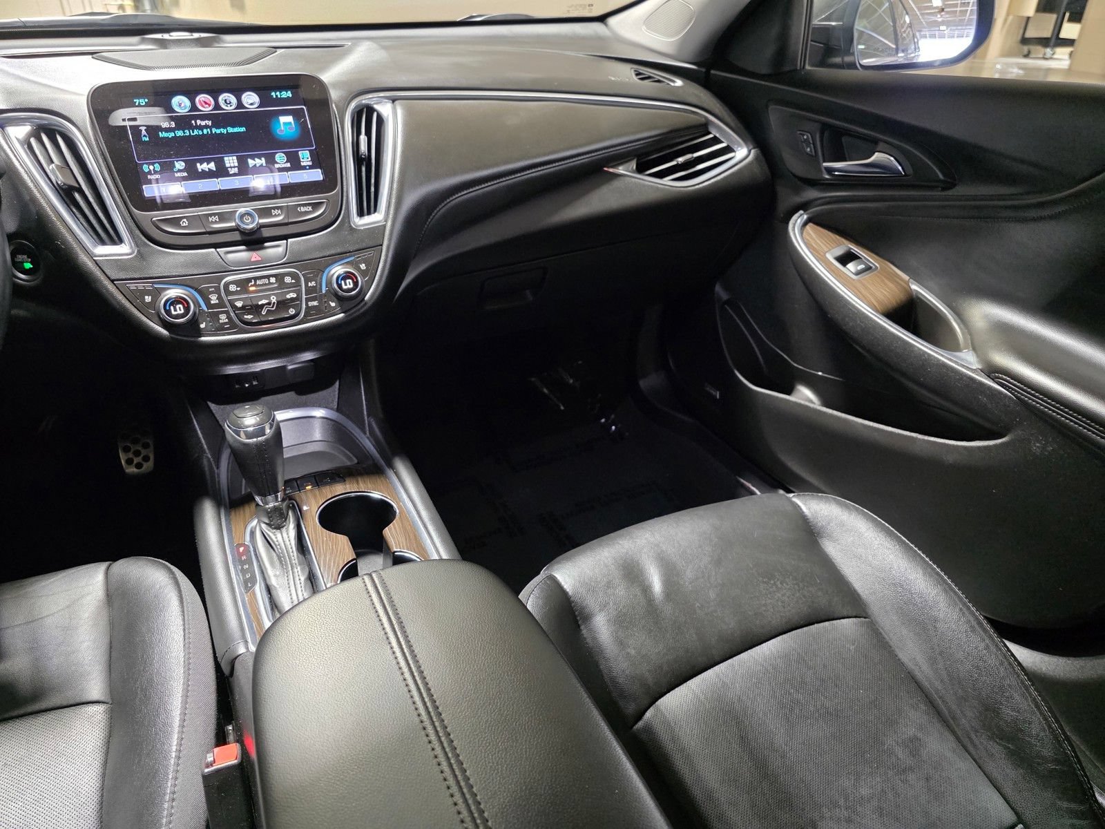 Used 2017 Chevrolet Malibu Premier w/ Premier Sun and Wheel Package FWD image 17