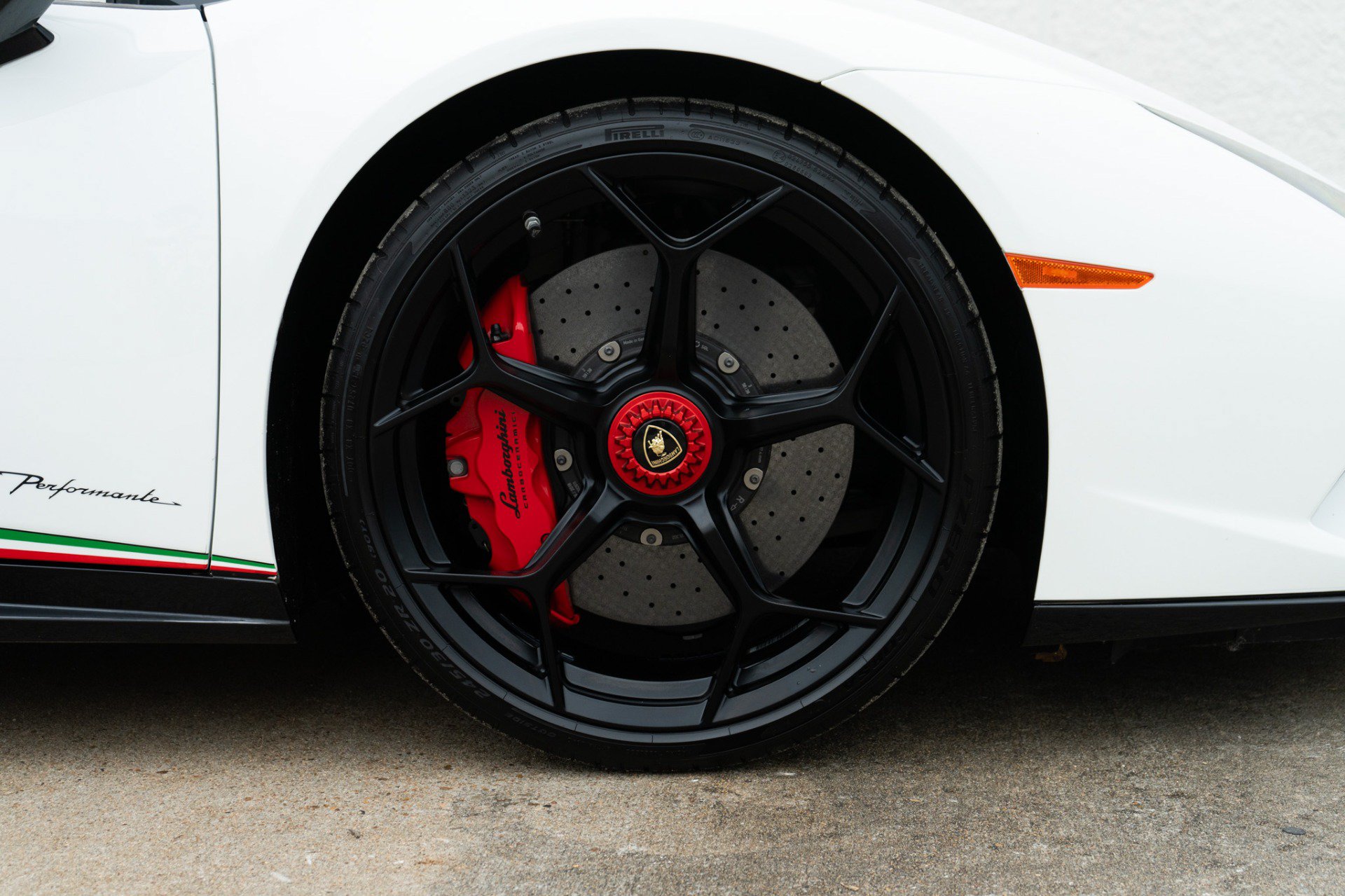 Used 2018 Lamborghini Huracan Performante AWD/4WD image 36
