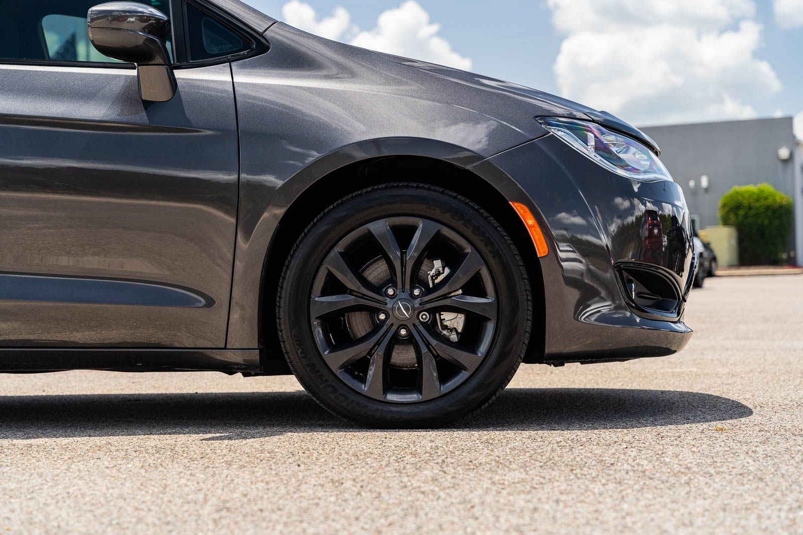 Used 2020 Chrysler Pacifica Touring w/ S Appearance Package FWD image 9