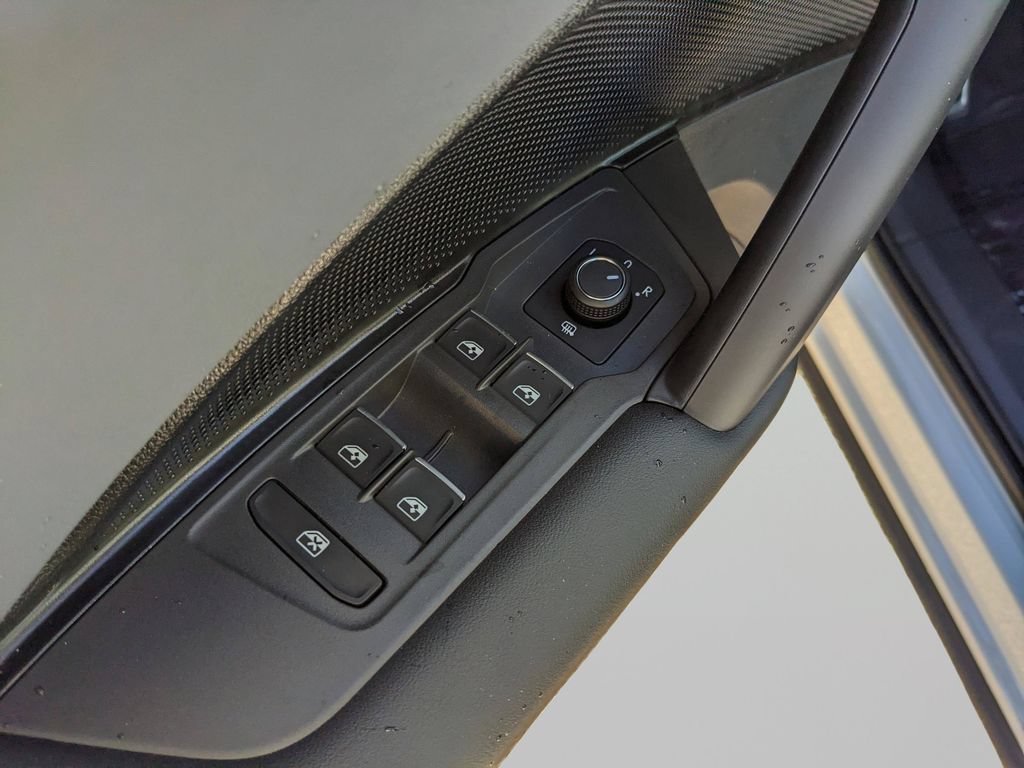 New 2026 Volkswagen Tiguan SE R-Line FWD image 17