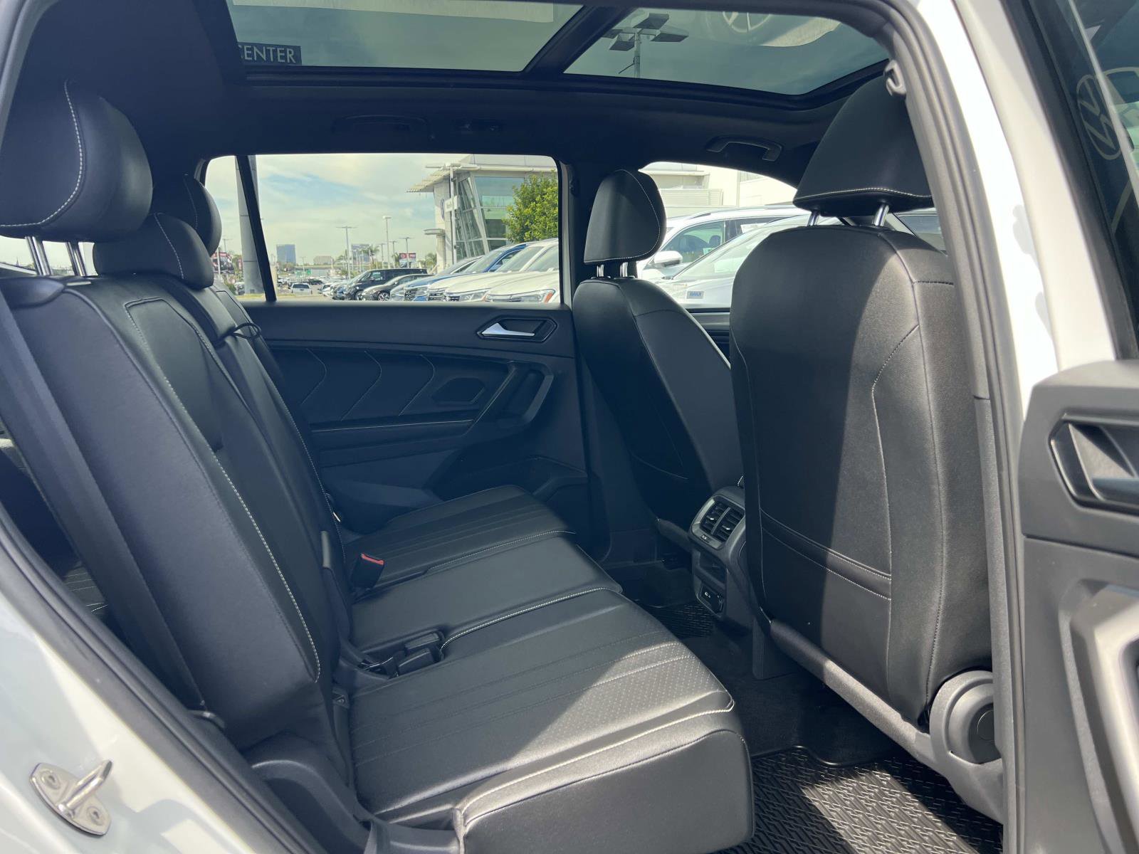 Used 2023 Volkswagen Tiguan SE R-Line image 33