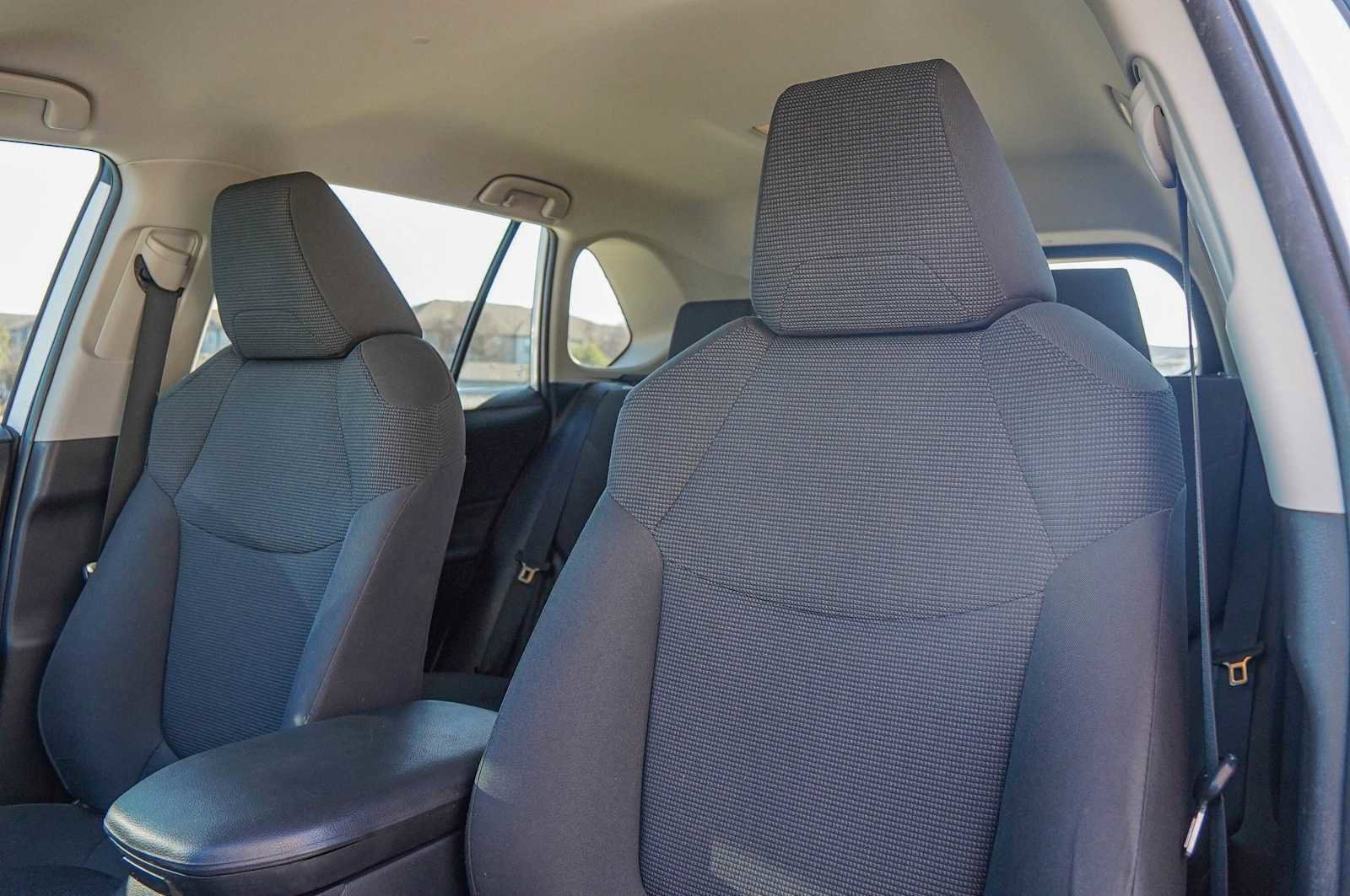 Used 2021 Toyota RAV4 LE image 11