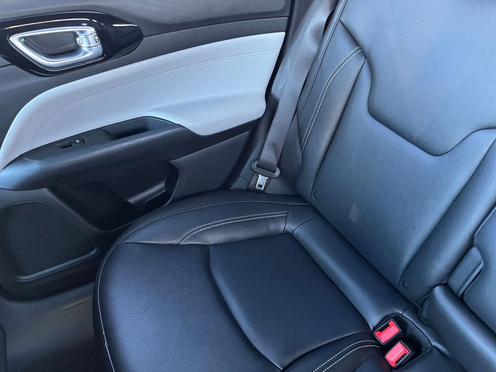 Used 2025 Jeep Compass Limited image 40