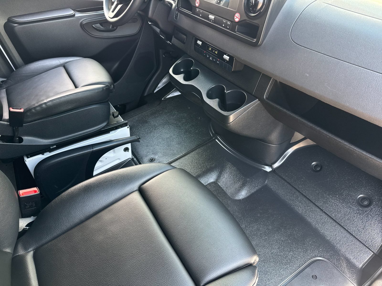Used 2024 Mercedes-Benz Sprinter 2500 image 18