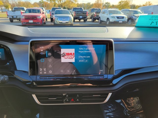 Used 2025 Volkswagen Atlas Cross Sport SE image 13