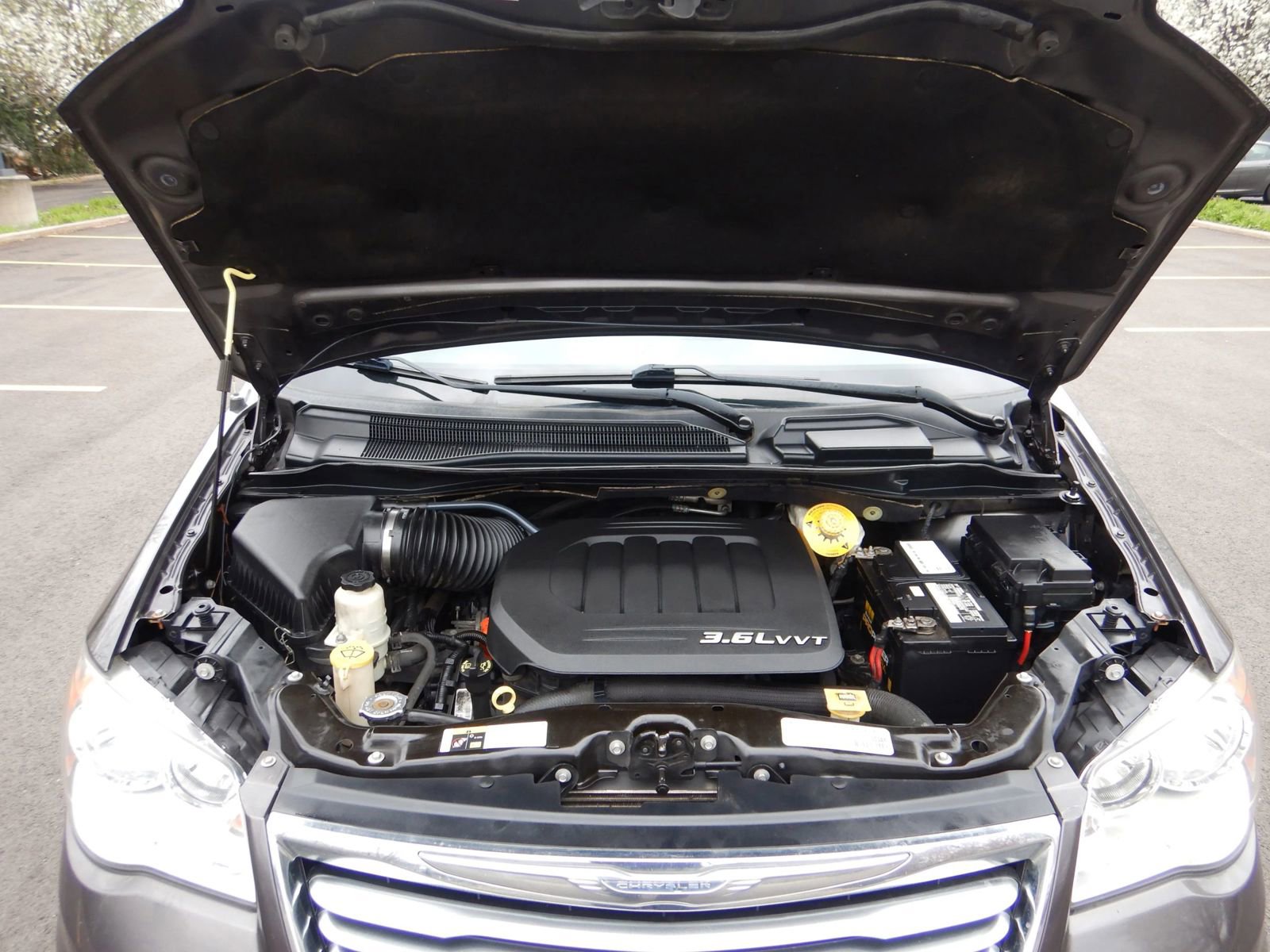 Used 2016 Chrysler Town & Country Limited FWD image 32