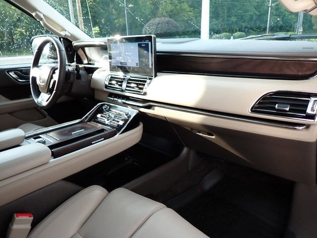 Certified 2024 Lincoln Navigator Premiere image 12