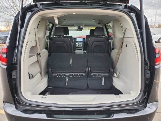 Used 2024 Chrysler Pacifica Touring-L FWD image 29