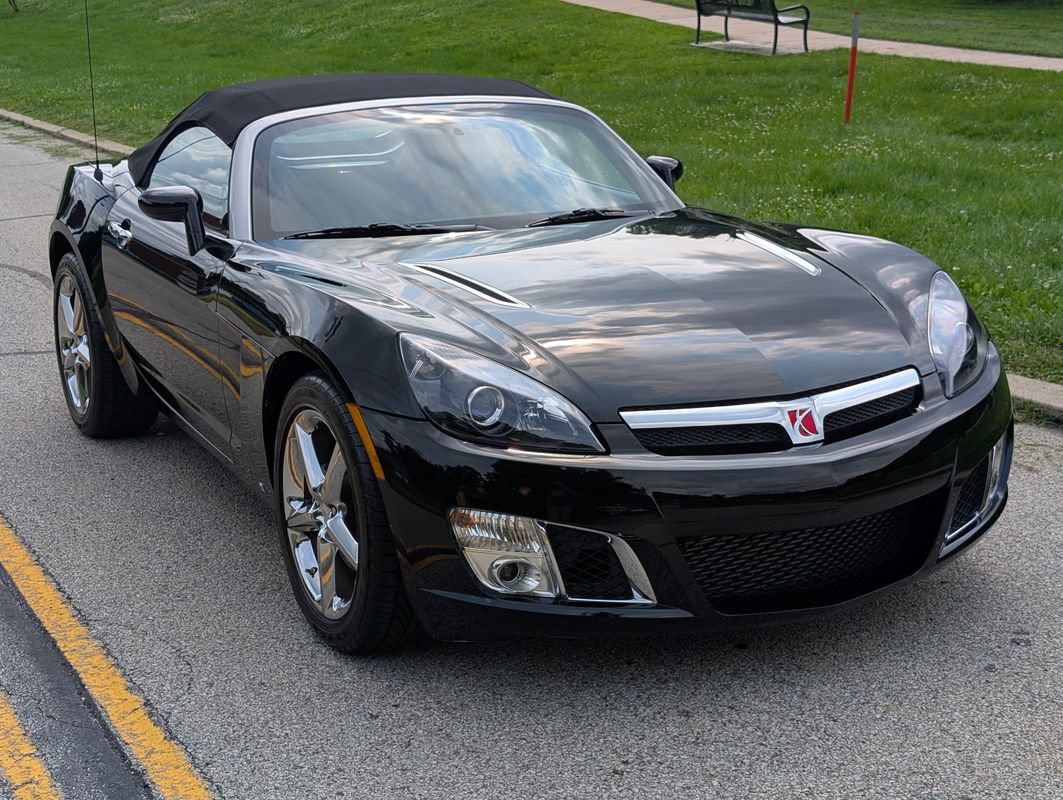 Used 2009 Saturn Sky Red Line RWD image 2