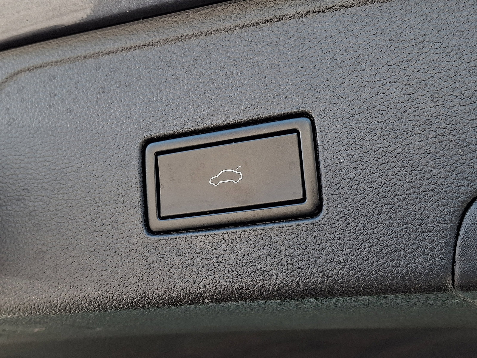 Used 2020 Volkswagen Atlas Cross Sport SE w/ Towing Package image 28