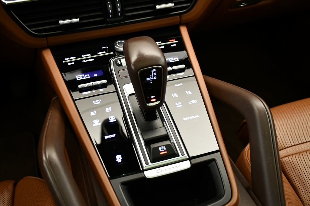 Used 2023 Porsche Cayenne Platinum Edition image 33